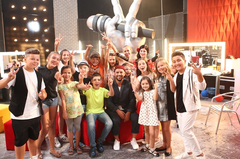 Команда "монатиков" из "Голос.Діти-3" трогательно поздравили своего тренера с днем рождения